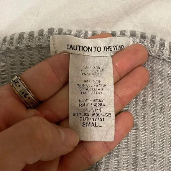 Caution To The Wind Gray White Slouch  Cuff Short Sleeve Top Women's Size Small - Picture 4 of 4